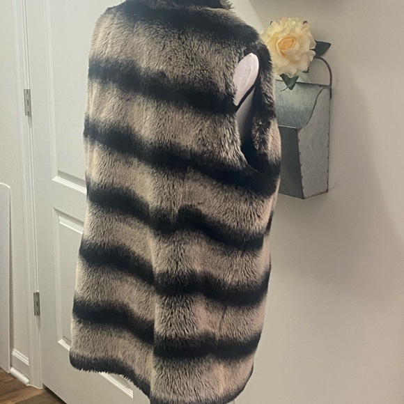 Rachel Zoe Faux Fur Horizontal Stripes XL Black - Picture 6 of 13